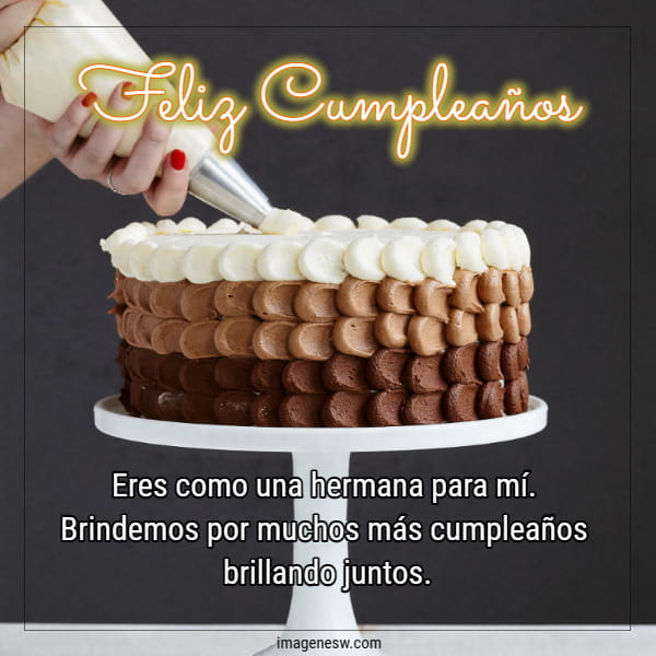 Bella torta de chocolate con frases de amistad y feliz cumpleaños