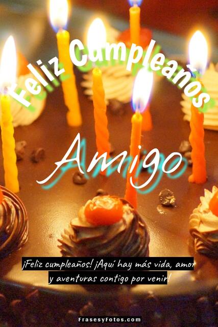 Feliz cumpleaños amigo, torta deliciosa de chocolate con velas brillantes. Muchas felicidades en tu vida.