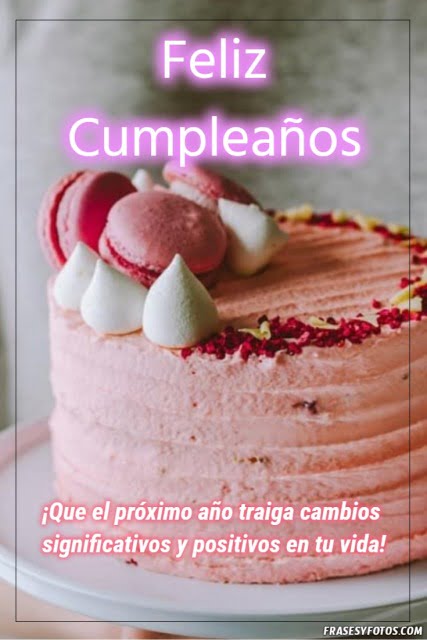 Linda torta rosada con dulces y macarons. Muchas felicidades en tu cumpleaños.